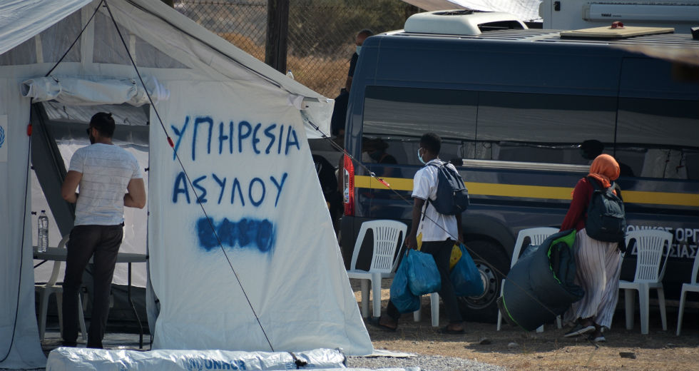 Απέκλεισαν τους δημοσιογράφους απ’ την περιοχή με τους πρόσφυγες έξω από τον Καρά Τεπέ