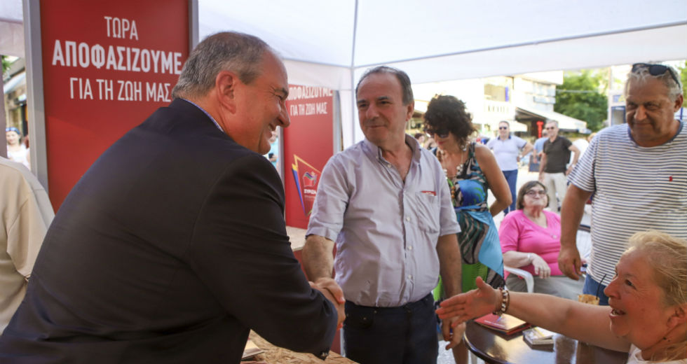 Ο Καραμανλής στο περίπτερο του ΣΥΡΙΖΑ