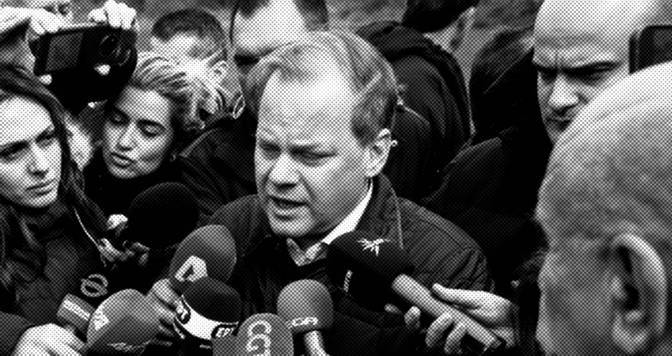 Στη Βουλή ο άφαντος Καραμανλής υπό την πίεση να δώσει απαντήσεις