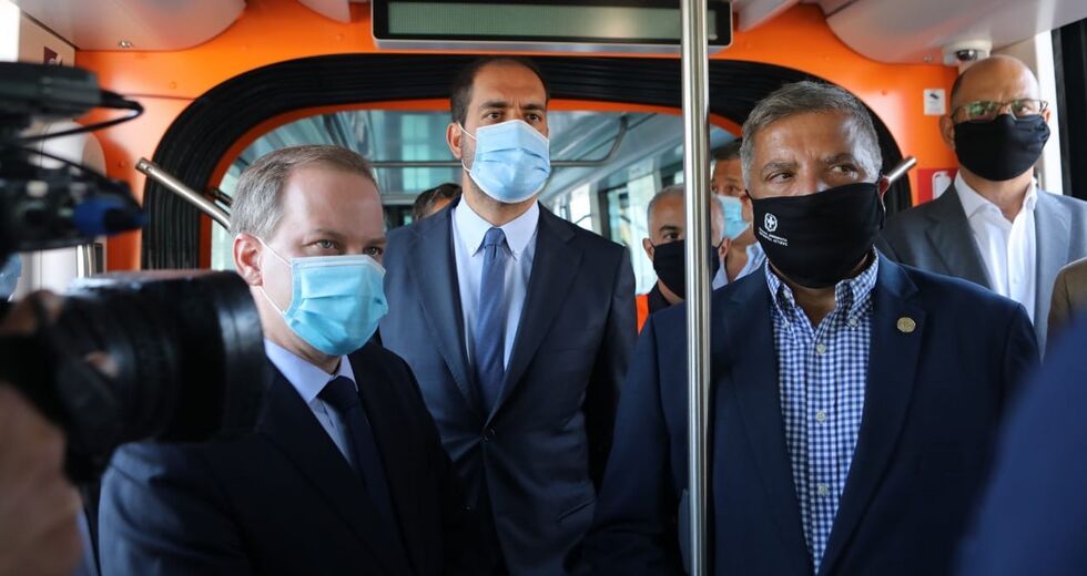 Παράμ, παράμ, παπάμ ήρθαν δυο νέα τραμ…