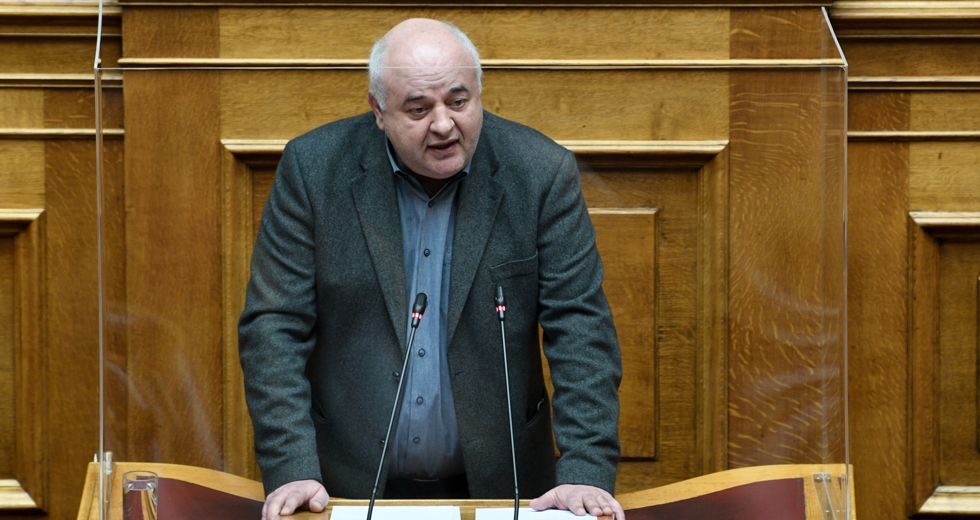 Ομοβροντία από την αντιπολίτευση