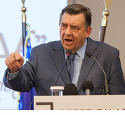 Πάει χέρι χέρι με τον Καρατζαφέρη