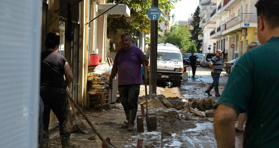 Μετρούν τις πληγές τους στην Καρδίτσα – Στην περιοχή σήμερα ο Αλ. Τσίπρας