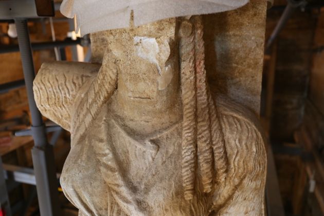 Σφίγγες και Καρυάτιδες με χρώμα