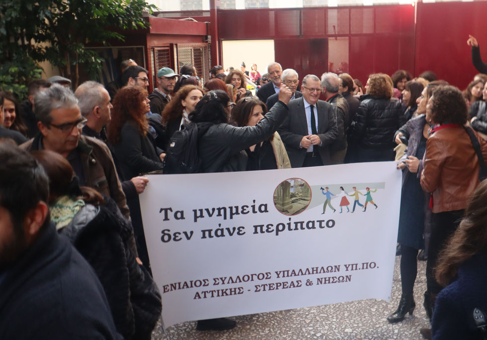Μαραθώνια συνεδρίαση σε κλίμα έντασης