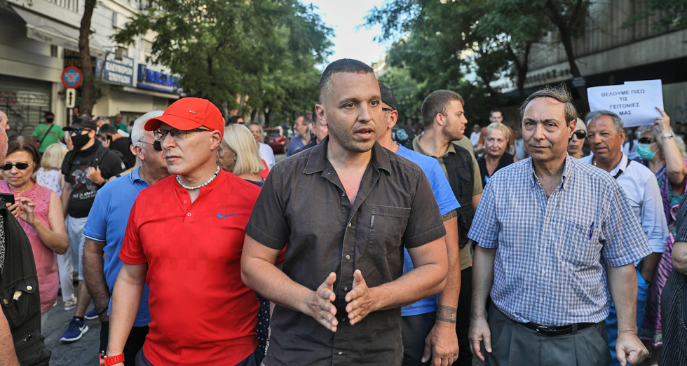 Ξύλο στους αντιφασίστες, πλάτες στους φασίστες στην πλατεία Βικτωρίας