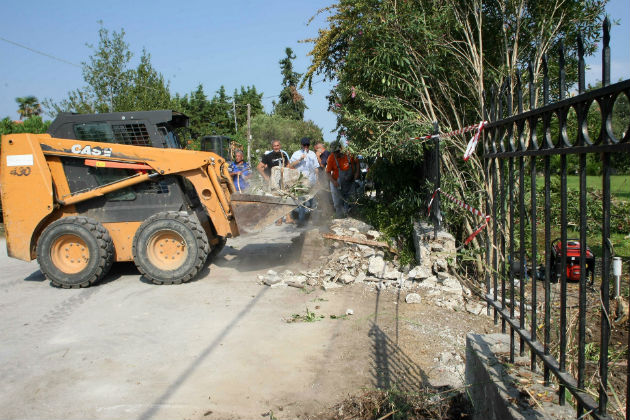Κατεδαφίζεται παράνομη περίφραξη στη Χαλκιδική