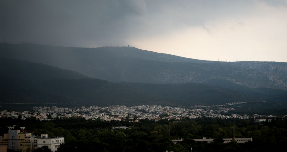 Μέσα σε μία ώρα 680 κεραυνοί και 60 χιλιοστά βροχής έπεσαν στην Αττική