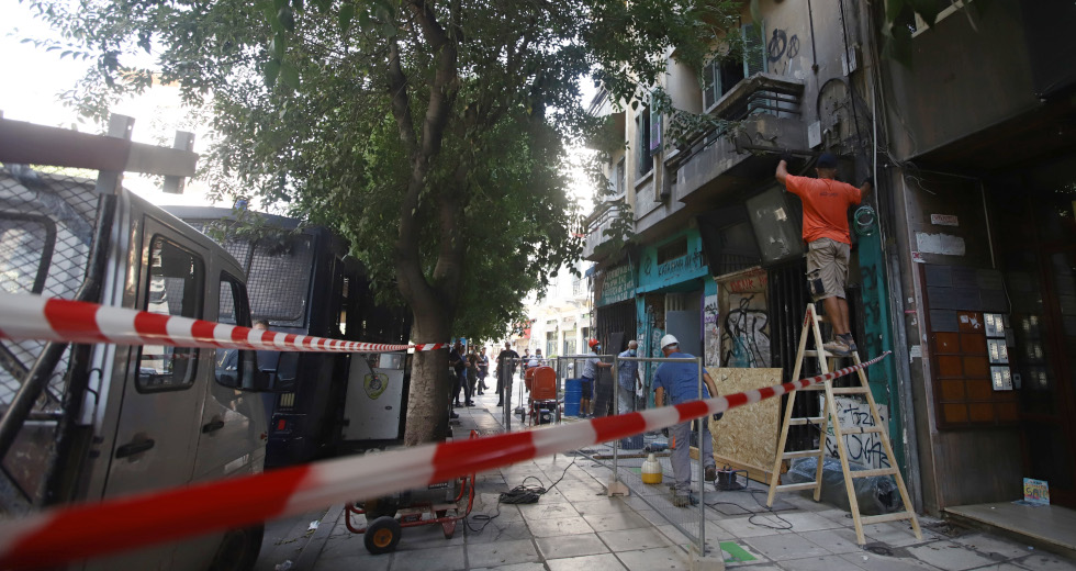 Η χώρα καίγεται και στη Θεσσαλονίκη… αδειάζουν καταλήψεις