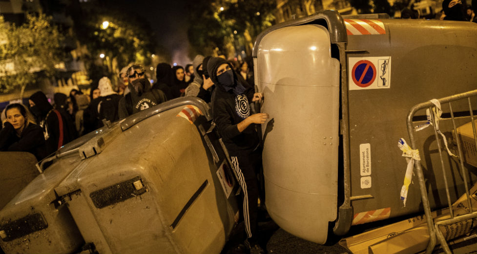Στη δίνη συγκρούσεων διαδηλωτών και αστυνομικών η Βαρκελώνη 