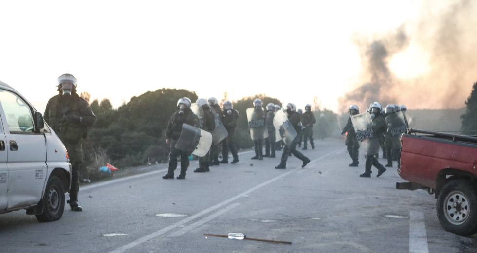 «Νόμος και τάξη» με δακρυγόνα και ξύλο σε Λέσβο και Χίο