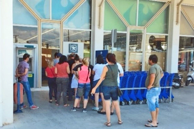 Της… αναλήψεως (από ΑΤΜ και ράφια) σε ολόκληρη την Ελλάδα