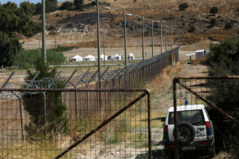 «Θέλουμε να φύγουμε, αφήστε μας ελεύθερους» φωνάζουν οι πρόσφυγες έξω απ’ το Καρά Τεπέ