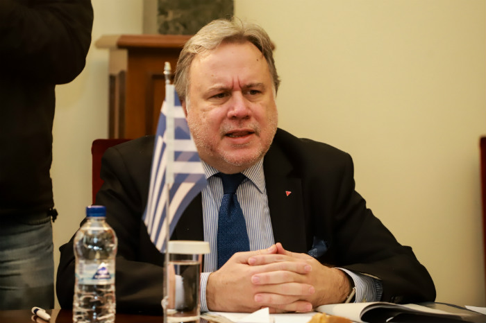 Συνεργασία προς όφελος και των τριών