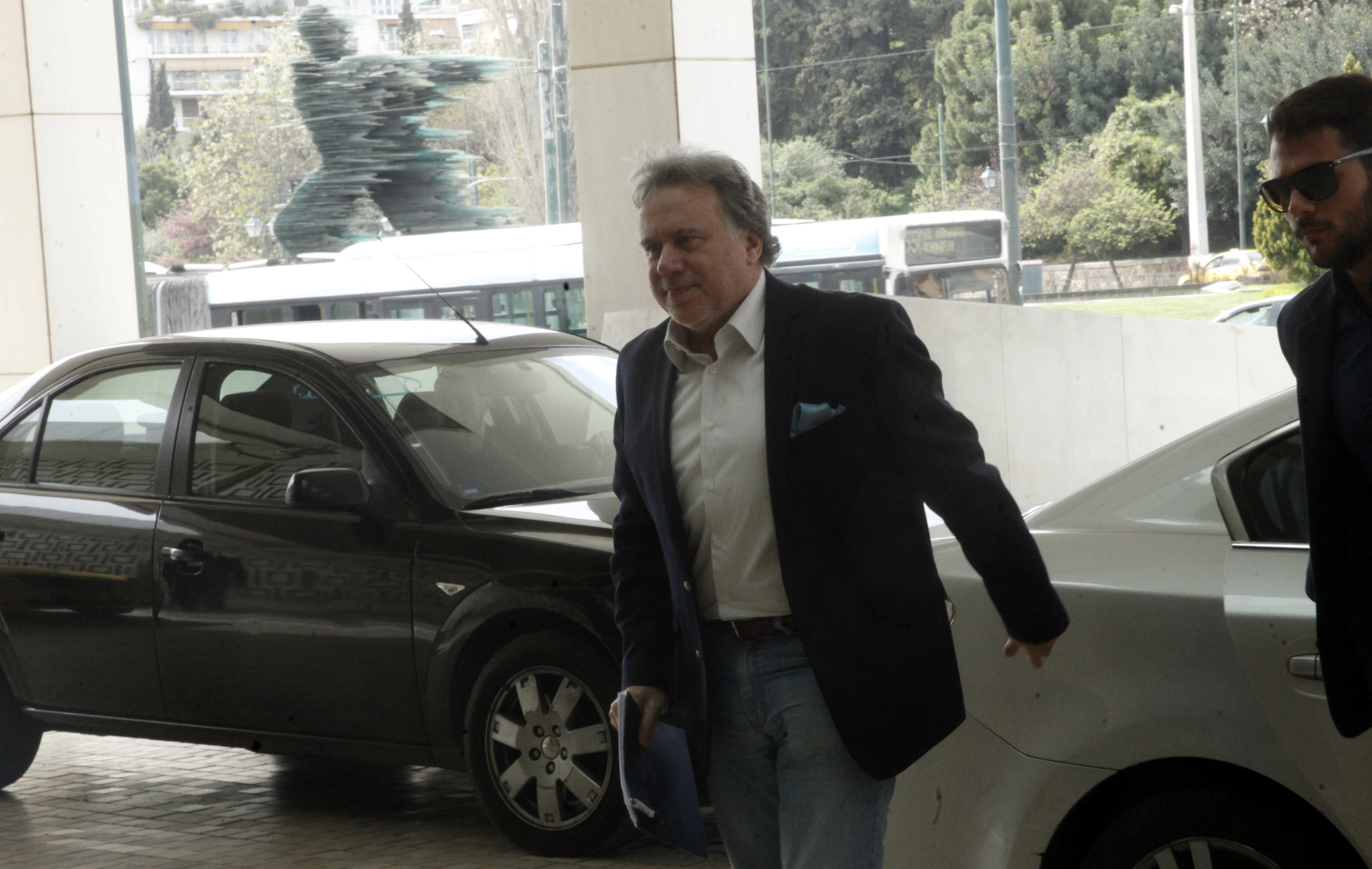 «Σπριντ» για το χάσμα σε «κόκκινα» δάνεια και επικουρικές