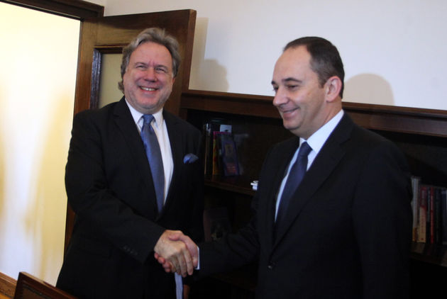 Δεν στηρίζουν, δεν στηρίζουν…