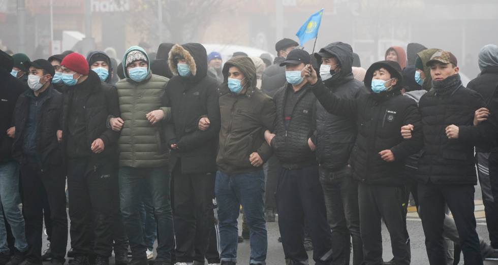 Δεκάδες νεκροί και χίλιοι τραυματίες στο Καζακστάν – Αναπτύχθηκαν Ρώσοι αλεξιπτωτιστές