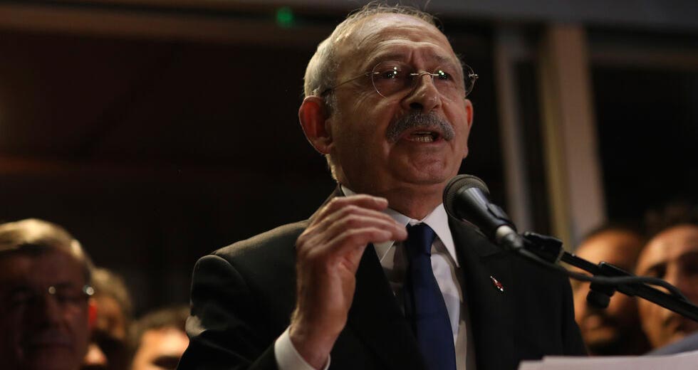 Στροφή 180° από την Ακσενέρ, ξανά ενωμένη η αντιπολίτευση