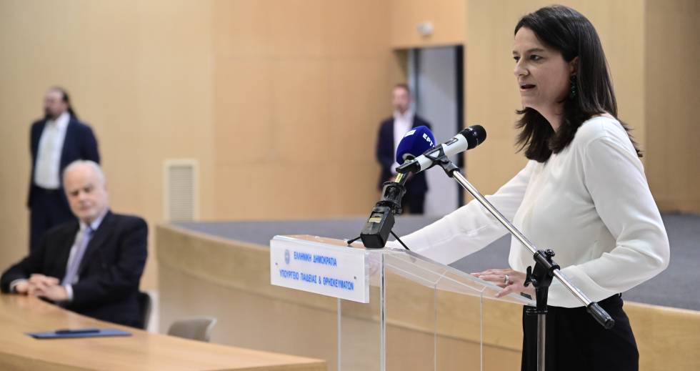 Εγκώμια και φιλοφρονήσεις στις τελετές παράδοσης – παραλαβής των υπουργείων