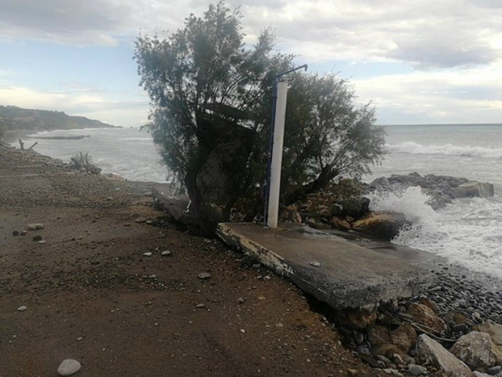 Ζημιές στην παραλιακή του Κερατόκαμπου από τα καιρικά φαινόμενα