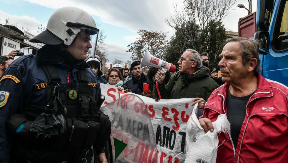 Μεγαλοστομίες και υποσχέσεις εν μέσω διαμαρτυριών στην τελετή παράδοσης της δομής του Ελαίωνα