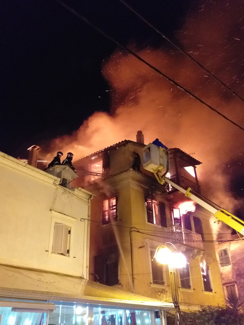 Γλίτωσαν από «θαύμα» από το φλεγόμενο κτίριο στην Κέρκυρα