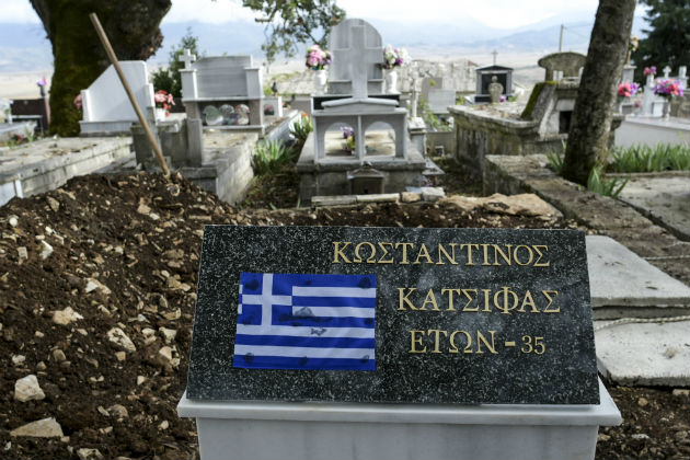 Με συνθήματα και ελληνικές σημαίες η κηδεία του Κ. Κατσίφα