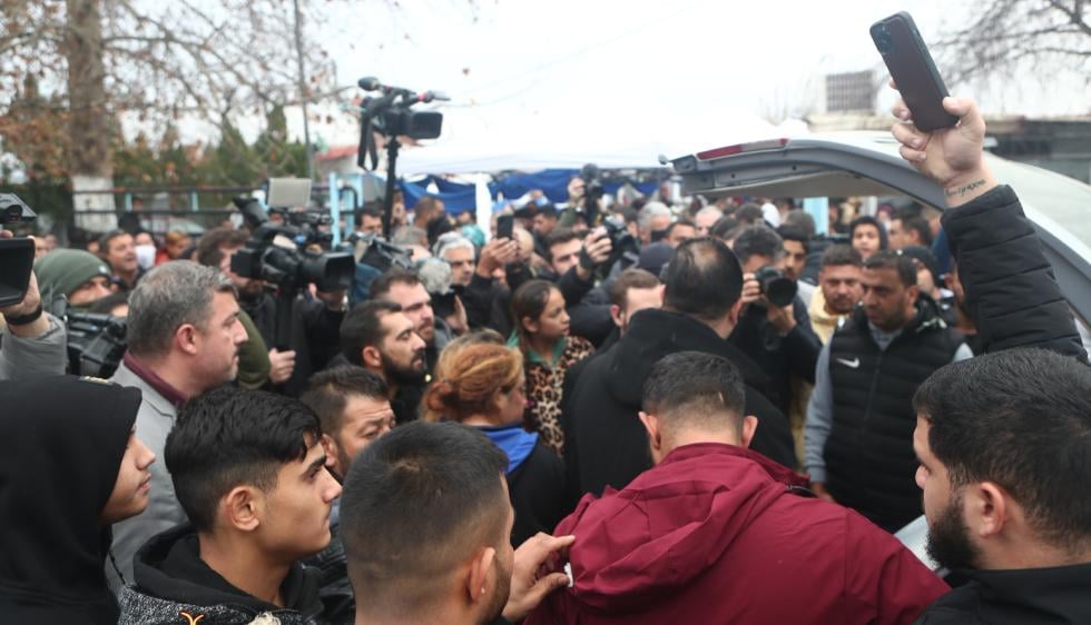 «Αθάνατος» – Οδύνη και μοιρολόγια στην κηδεία του Κώστα Φραγκούλη