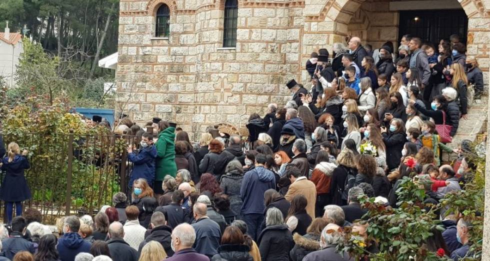 Συνωστισμός δίχως μάσκες σε κηδεία αρχιμανδρίτη στον Αγ. Στέφανο