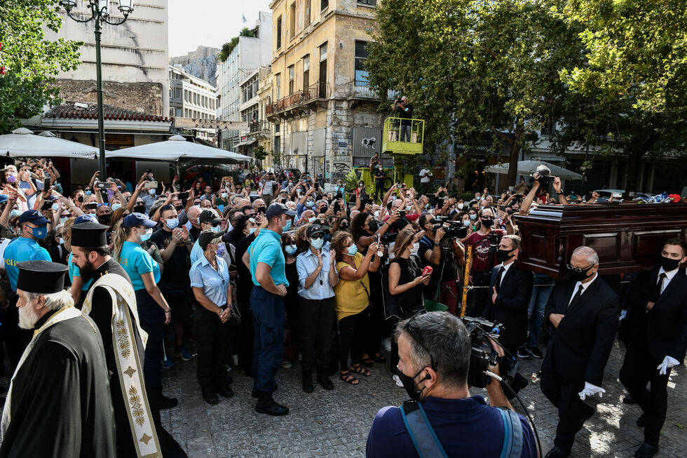 …τον καμαρώνει η γειτονιά στα παραθύρια με χαμηλά, τα μαύρα του τα μάτια λεβέντης εροβόλαγε…