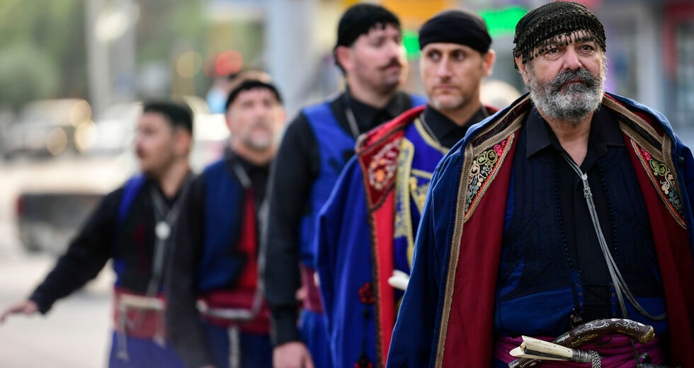 Κλαίνε τα σήμαντρα κι οι φίλοι σου κλαίνε… και τραγουδούνε