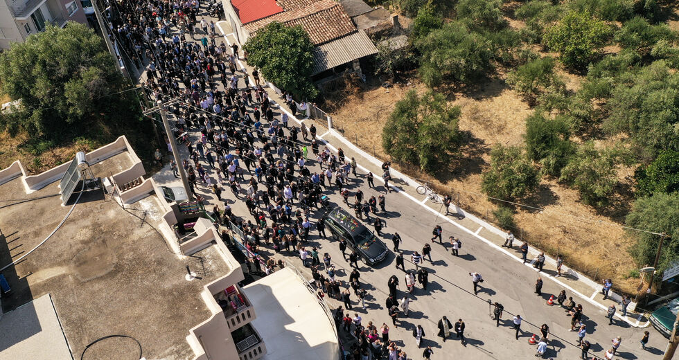 Κλαίνε τα σήμαντρα κι οι φίλοι σου κλαίνε… και τραγουδούνε