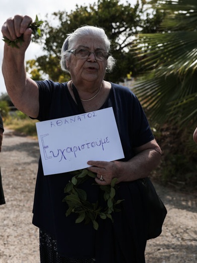 Κλαίνε τα σήμαντρα κι οι φίλοι σου κλαίνε… και τραγουδούνε