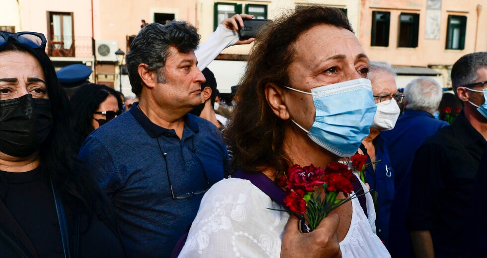 Κλαίνε τα σήμαντρα κι οι φίλοι σου κλαίνε… και τραγουδούνε