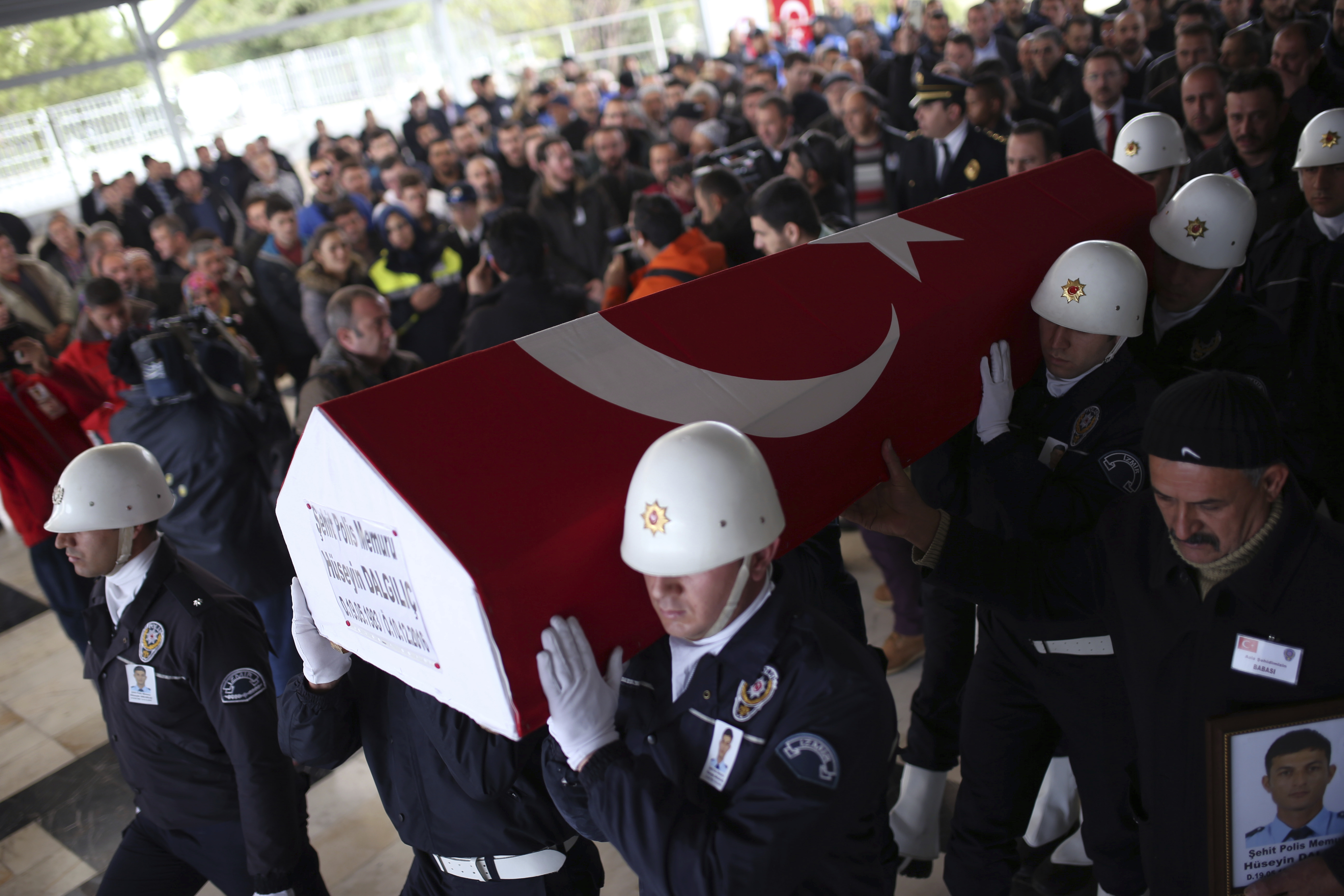 Εκατοντάδες συλλήψεις στελεχών του φιλοκουρδικού κόμματος στην Τουρκία
