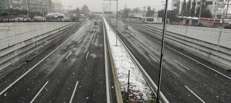 Στην κατάψυξη η χώρα, χιόνια και στην Αττική – Ποιοι δρόμοι είναι κλειστοί