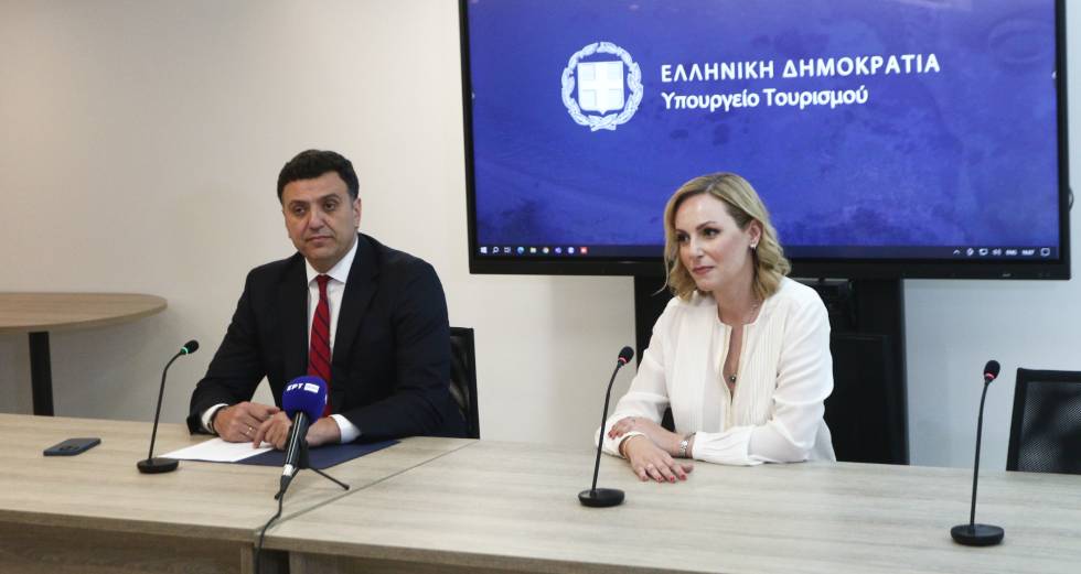 Εγκώμια και φιλοφρονήσεις στις τελετές παράδοσης – παραλαβής των υπουργείων