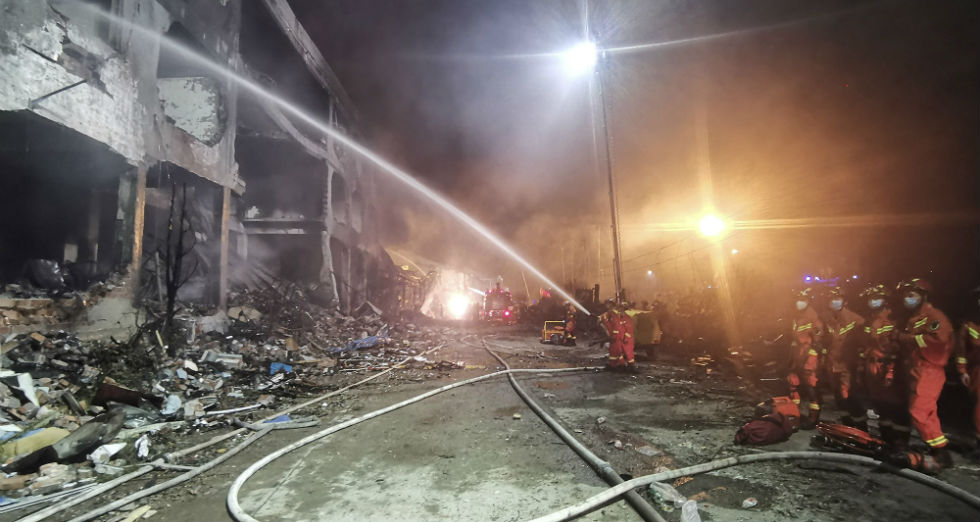 Αυξάνονται οι νεκροί κι οι τραυματίες από την έκρηξη βυτιοφόρου στην Κίνα