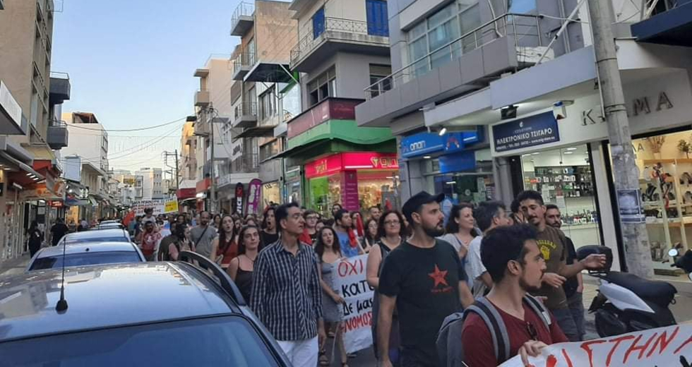 Μαζικές πορείες στην Κρήτη για την απαγόρευση των διαδηλώσεων