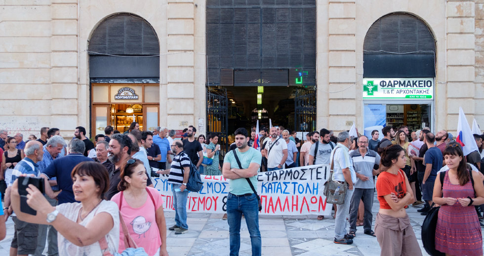 Μαζικές πορείες στην Κρήτη για την απαγόρευση των διαδηλώσεων