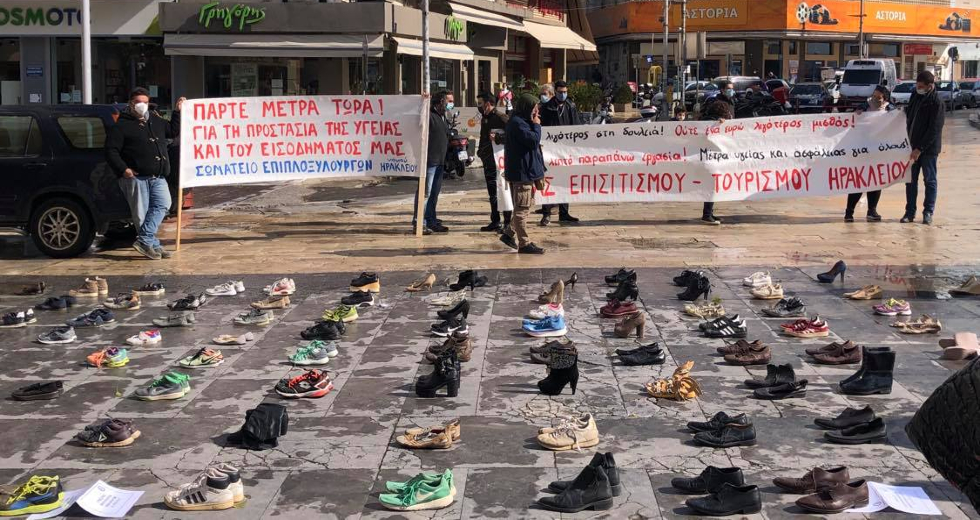 Ηράκλειο: Έμποροι και επαγγελματίες διαμαρτυρήθηκαν με… άδεια παπούτσια