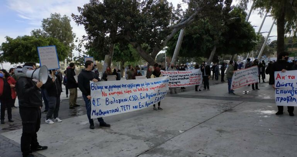 Κρήτη: Εκπαιδευτικοί και φοιτητές διαδήλωσαν κατά του νόμου Κεραμέως