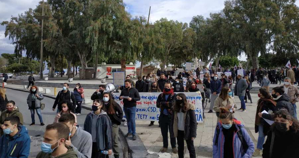 Κρήτη: Εκπαιδευτικοί και φοιτητές διαδήλωσαν κατά του νόμου Κεραμέως