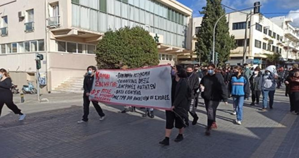 Κρήτη: Εκπαιδευτικοί και φοιτητές διαδήλωσαν κατά του νόμου Κεραμέως