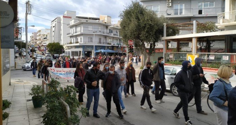 Κρήτη: Εκπαιδευτικοί και φοιτητές διαδήλωσαν κατά του νόμου Κεραμέως
