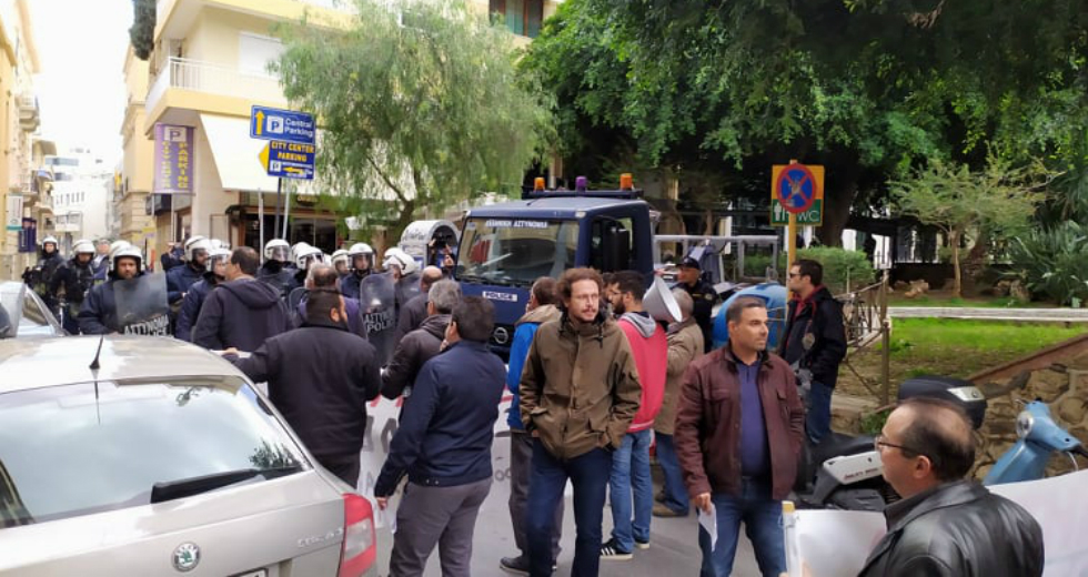 Επεισόδια στο Ηράκλειο κατά τη σύσκεψη για τις αποζημιώσεις των ελαιοπαραγωγών