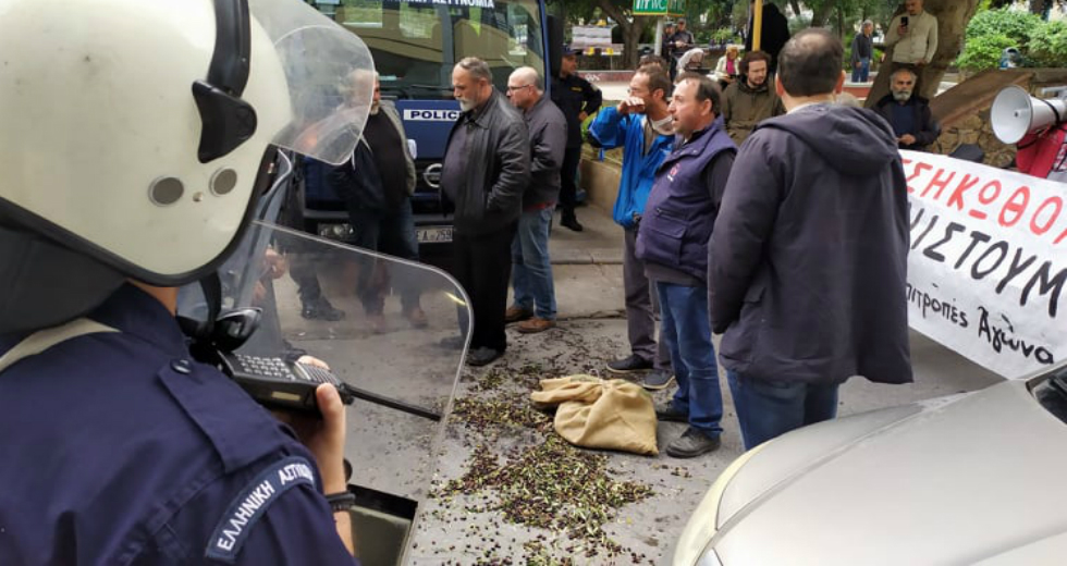Επεισόδια στο Ηράκλειο κατά τη σύσκεψη για τις αποζημιώσεις των ελαιοπαραγωγών
