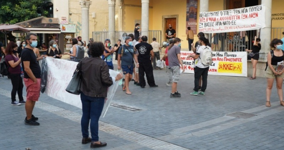 Διαμαρτυρίες και στο Ηράκλειο για την επίσκεψη Πομπέο στη βάση της Σούδας