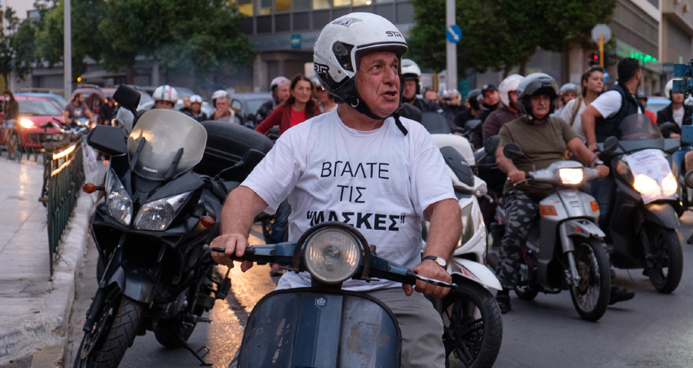 Νέα πορεία πραγματοποίησαν οι αρνητές της μάσκας στα Χανιά