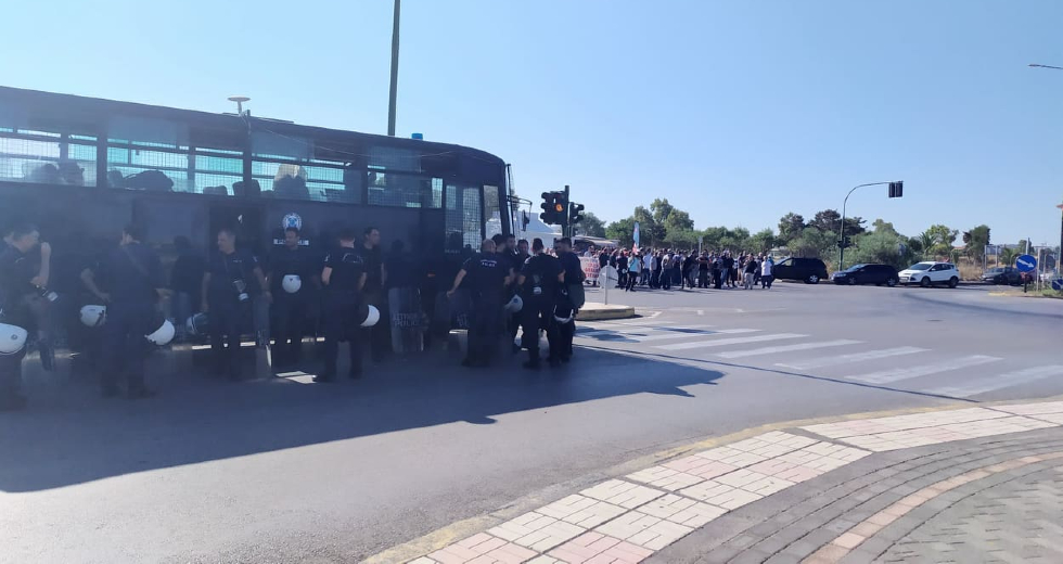 Κρήτη: Με απεργία «υποδέχτηκαν» τους τουρίστες οι οδηγοί τουριστικών λεωφορείων